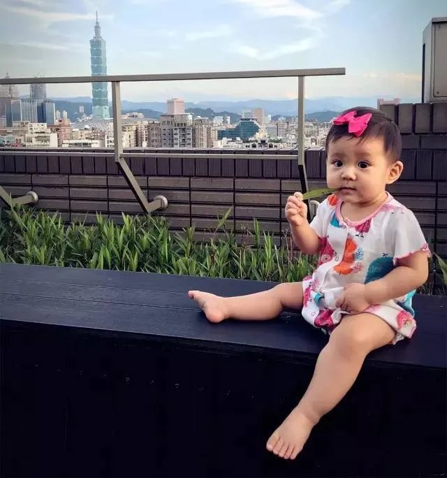 贾静雯女儿1岁玩直播，自带美瞳、长睫毛的她现在比妈妈还漂亮！