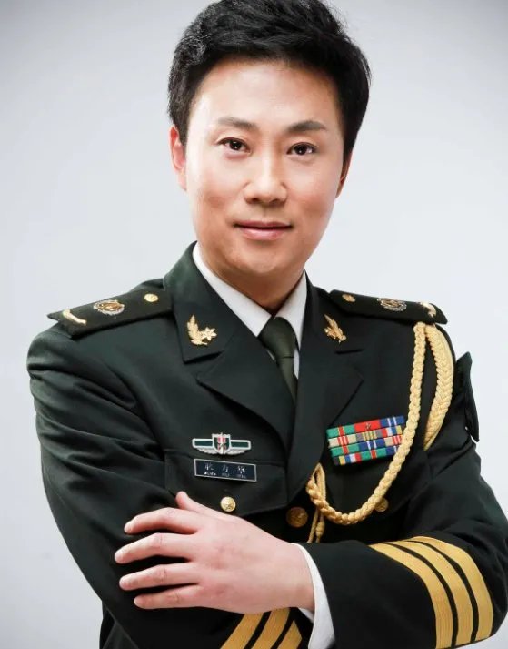 《军歌飞扬》的歌词：一样的年级…谁知道这首歌歌词？