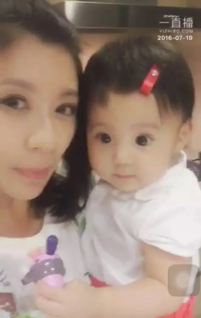 贾静雯女儿1岁玩直播，自带美瞳、长睫毛的她现在比妈妈还漂亮！