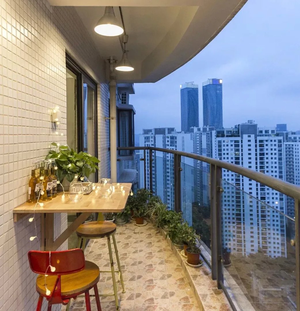 阳台管道太碍眼，下面的美化你喜欢哪种做法呢？