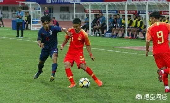 国青0-2负泰国耻辱之战，门将扑球进自家球门，前锋空门推射不进，中国足球还有救吗？