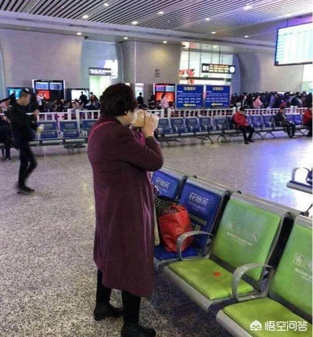 带5斤米酒上火车遭拒，大妈当场豪饮半桶，划算吗？