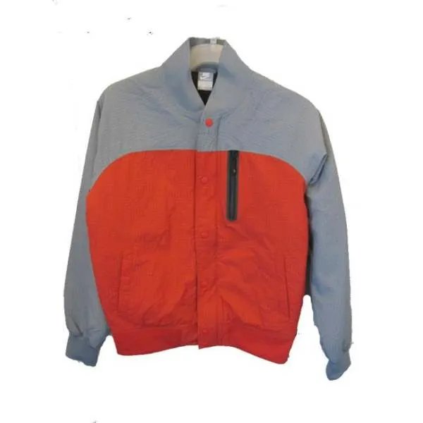 耐克360新出的棉服，棒球衫的版型，衣服是红色的，袖子是灰色的，有人知道货号吗？