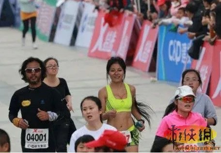 杭州最美马拉松女孩毛豆走红 长相漂亮身材火爆