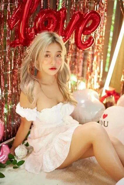 泰国美女irisadamsone福利图赏 外貌清纯身材极佳