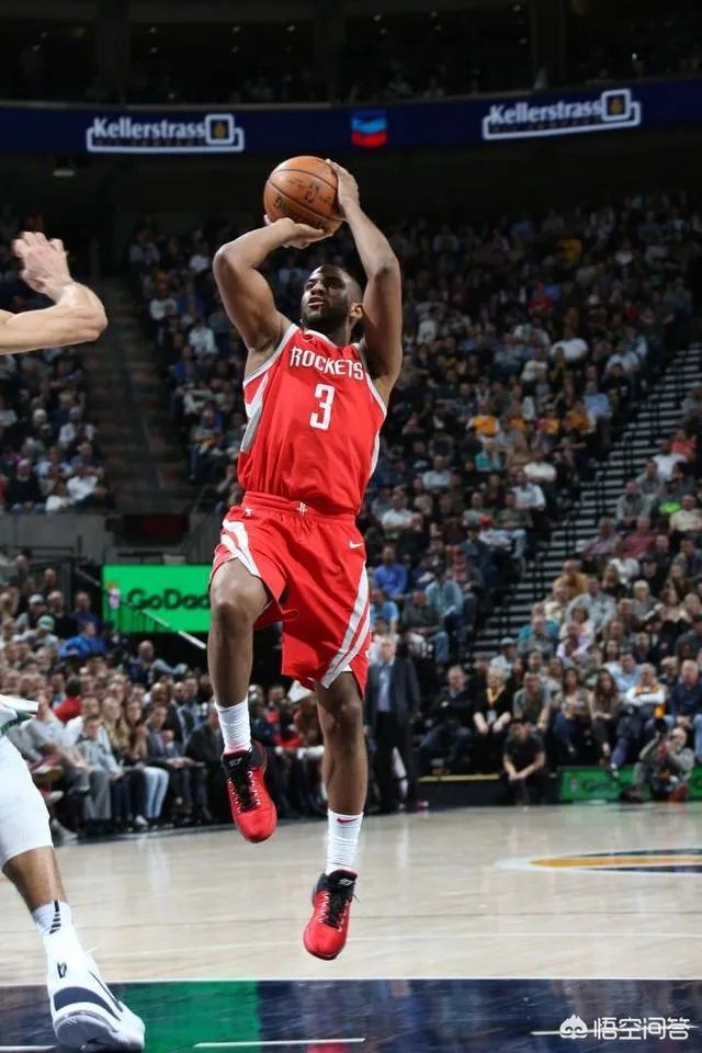 笑喷了！保罗边运球边与哈登母亲击掌，结果被吹出界失误，你如何看？