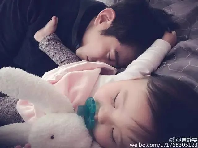 贾静雯女儿1岁玩直播，自带美瞳、长睫毛的她现在比妈妈还漂亮！