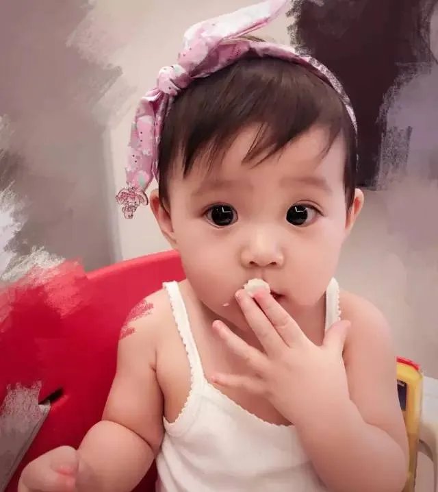 贾静雯女儿1岁玩直播，自带美瞳、长睫毛的她现在比妈妈还漂亮！