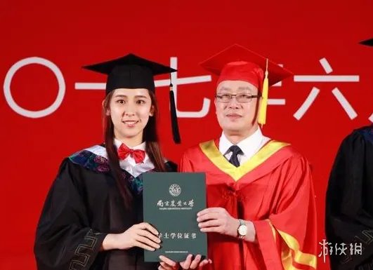 女大学生毕业典礼亲校长 网友：校长惊到穗都飞起！