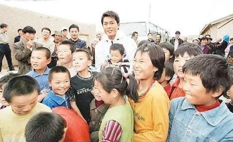 韩红凌晨4点扫大街做公益,有哪些投身公益事业的明星?