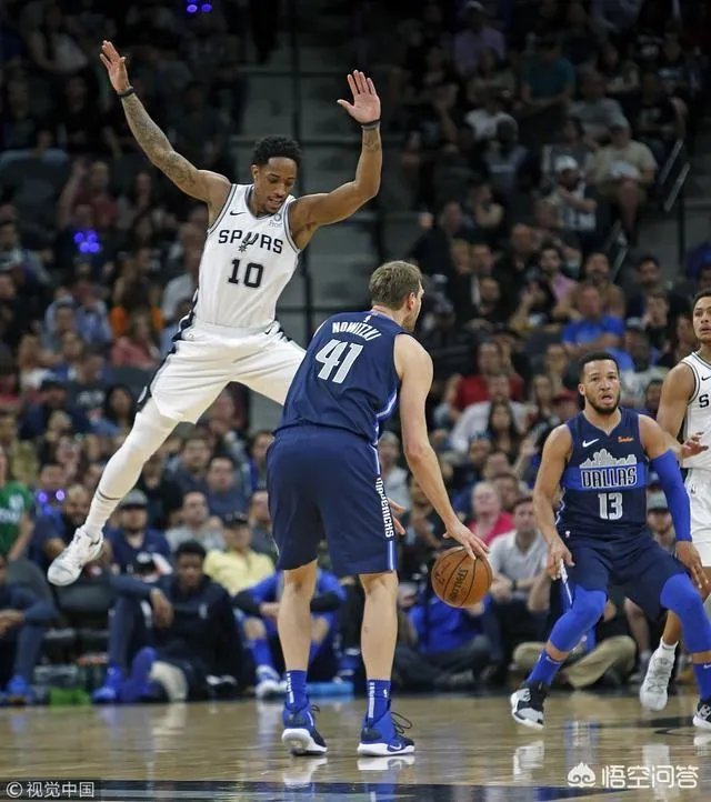 马刺对阵独行侠,诺维斯基最后一攻,波波维奇大喊防守球员闪开,不要协防,如何评价?
