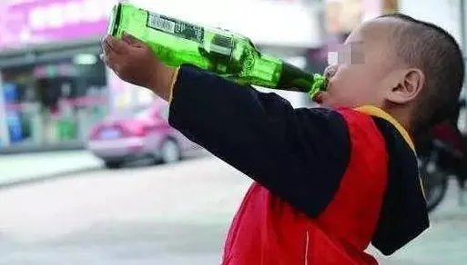 爸爸锻炼儿子酒量是什么情况：儿子多大了具体内容详情