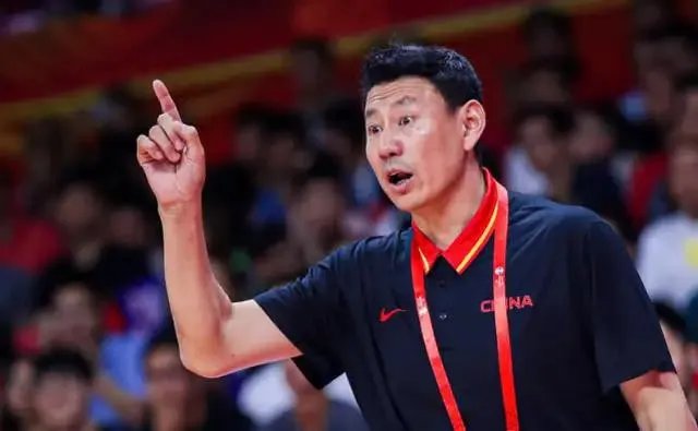 央视公开批评了中国男篮2人(周琦和李楠),并直言:和顶级球队差太多,你怎么看?