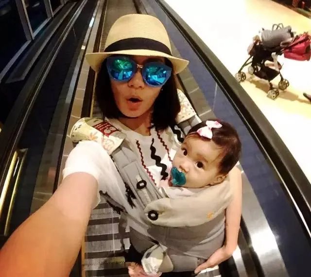 贾静雯女儿1岁玩直播，自带美瞳、长睫毛的她现在比妈妈还漂亮！