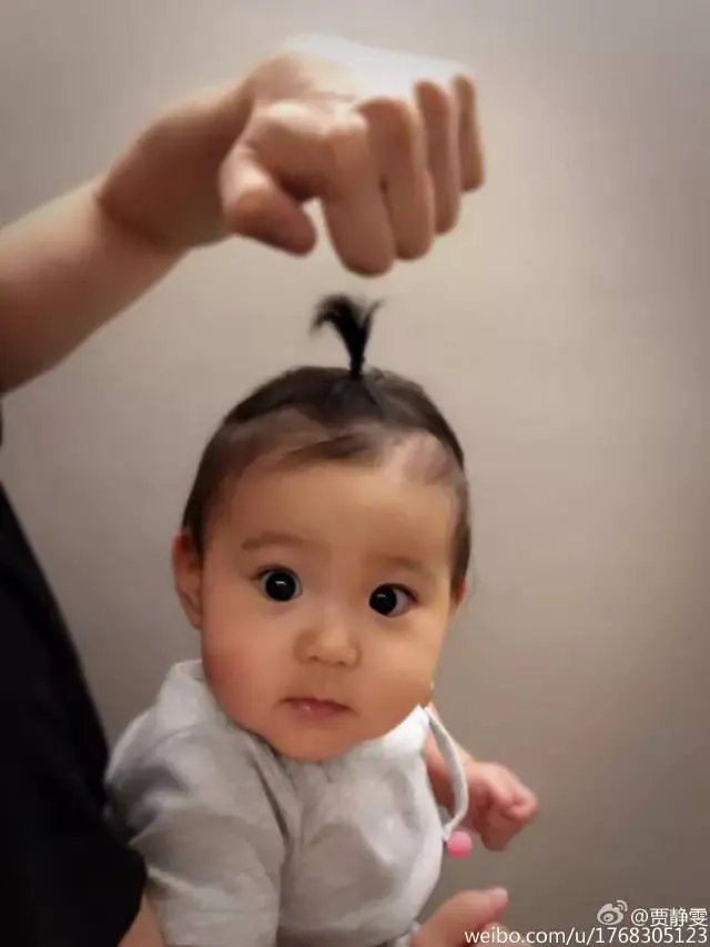 贾静雯女儿1岁玩直播，自带美瞳、长睫毛的她现在比妈妈还漂亮！