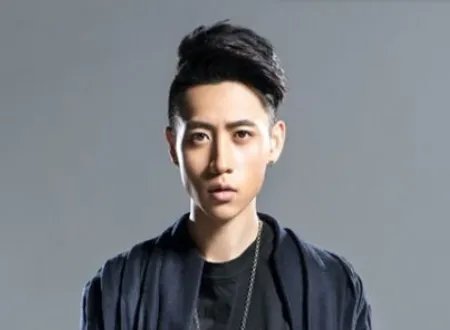 你只闻到我的香水，却看不到我的汗水，后面怎么说来着？