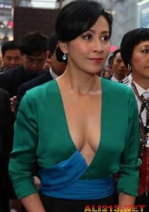 深V装八字奶酥胸隐现！女星真空上阵斗胸出位