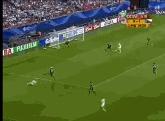 在日本漫画《足球小将》中,大空翼有哪些成名必杀技?