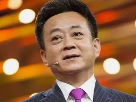 是否还记得央视主持人朱军?当初因“犯错误”离开央视,朱军现状如何?