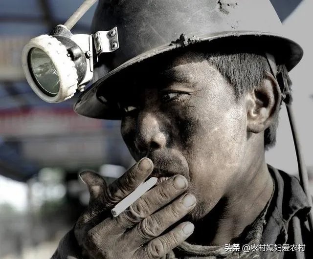 农村老人六十多岁了还在工地上打工正常吗？