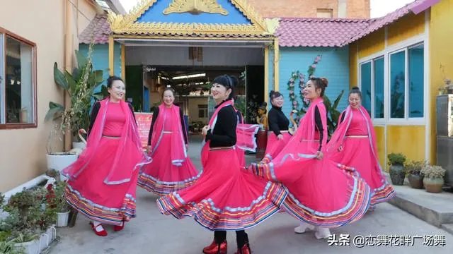 学跳广场舞的双人舞和单人舞,哪种更难?