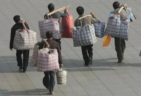 河南周口宝宝对着监控不停喊妈妈，你如何看待这个场景呢？