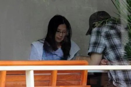 龚蓓苾老公陪妻做产检 龚蓓苾结婚七年终有喜