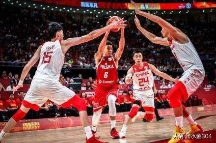 央视公开批评了中国男篮2人（周琦和李楠），并直言：和顶级球队差太多，你怎么看？