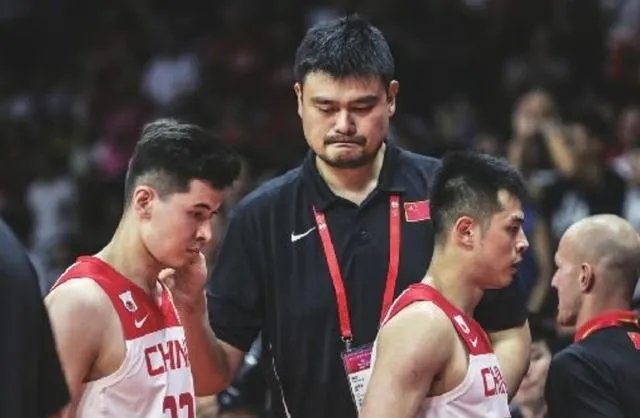 央视公开批评了中国男篮2人(周琦和李楠),并直言:和顶级球队差太多,你怎么看?