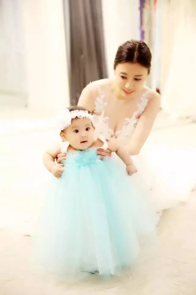 贾静雯女儿1岁玩直播，自带美瞳、长睫毛的她现在比妈妈还漂亮！