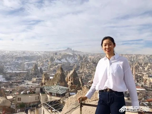 如何评价朱婷与人合影,一手遮住日本国旗?