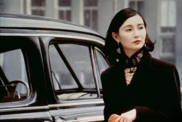 张曼玉见到张国荣旧照陷入沉思，她是不是张国荣曾经说的要娶的人？