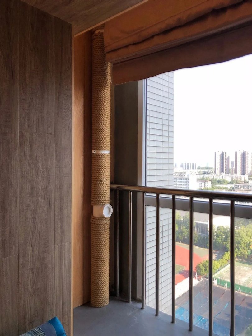 阳台管道太碍眼，下面的美化你喜欢哪种做法呢？