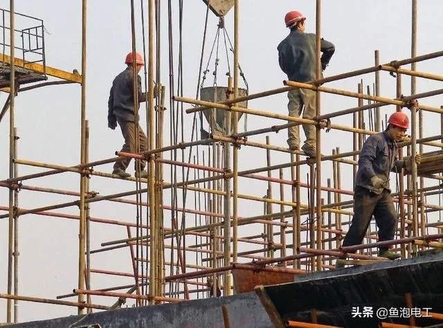 农村老人六十多岁了还在工地上打工正常吗？