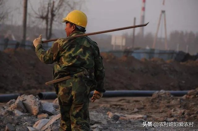 农村老人六十多岁了还在工地上打工正常吗？