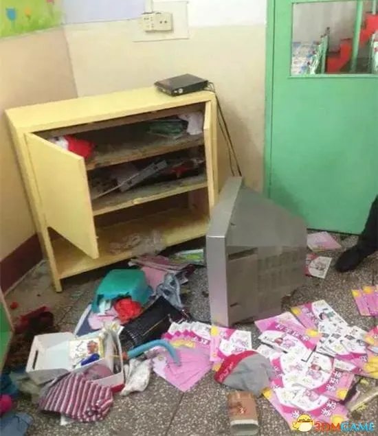 儿童争抢看电视致使电视机掉落 当场砸死一男童