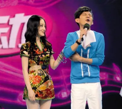 李小璐快乐大本营丝袜照曝光 与林依晨一起“动起来”