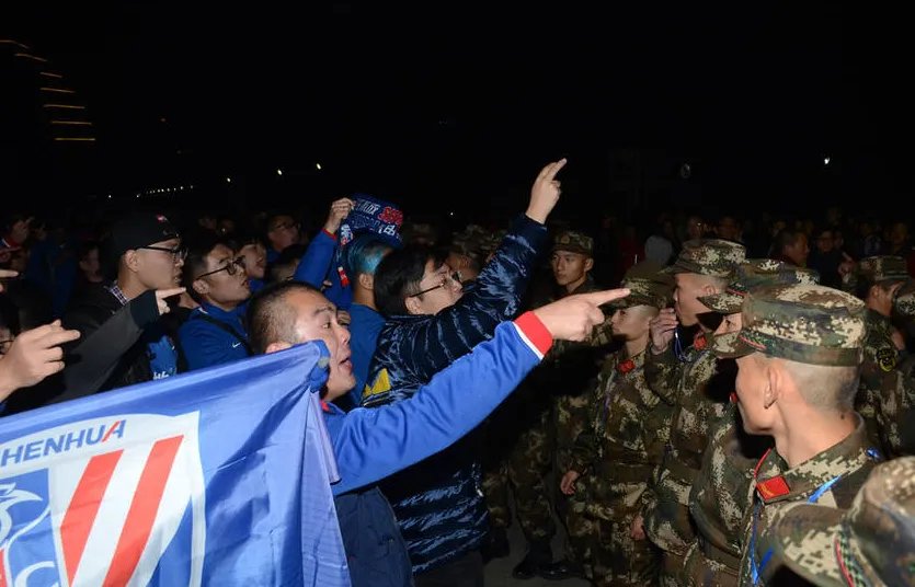 上海球迷冲突被武警制止了吗？