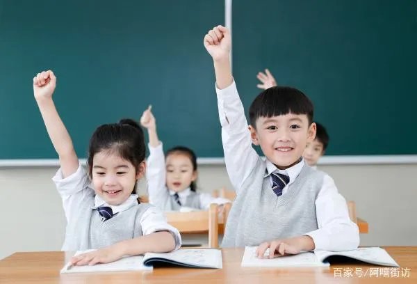 学生感冒,班主任不给假,导致发烧住院,家长应该索赔吗?