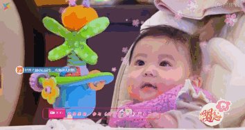 贾静雯女儿1岁玩直播，自带美瞳、长睫毛的她现在比妈妈还漂亮！