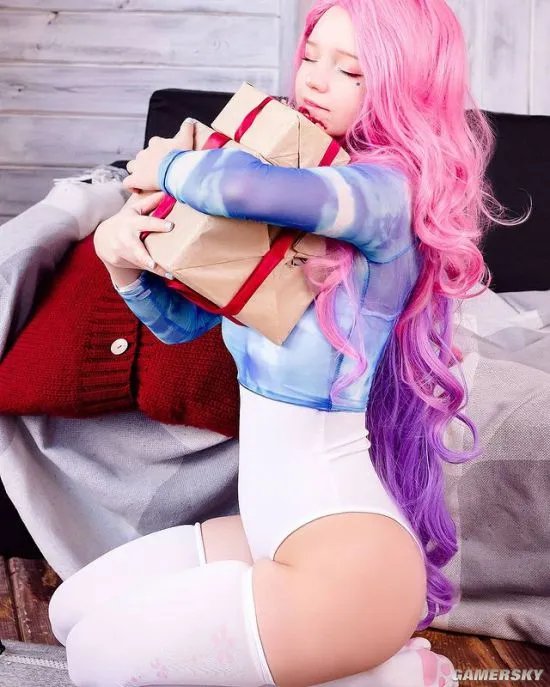 肉感身材突破次元壁 可爱娇小的俄罗斯正妹COSER