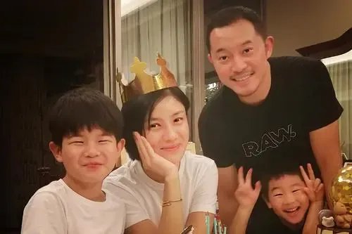 胡可晒儿子照片，小鱼儿挤眉弄眼搞怪自拍，他继承了父母的哪些优点？