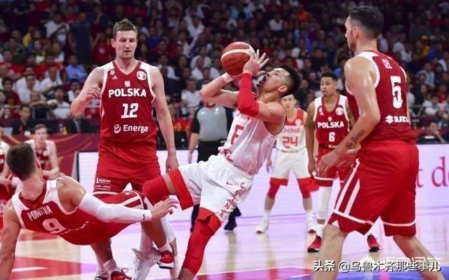 央视公开批评了中国男篮2人(周琦和李楠),并直言:和顶级球队差太多,你怎么看?