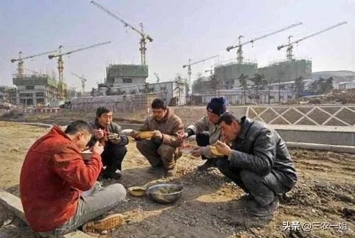 农村老人六十多岁了还在工地上打工正常吗？