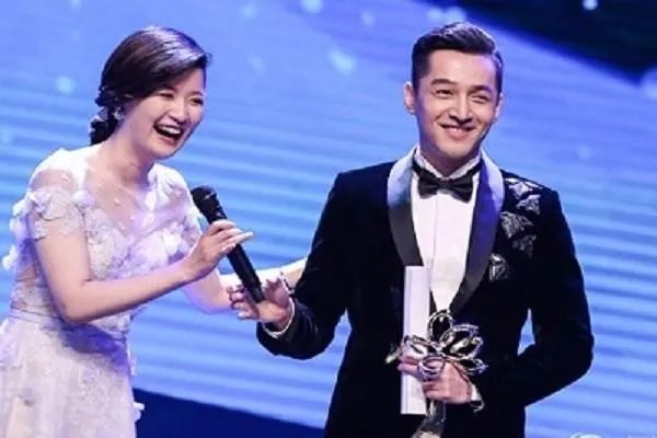 胡歌新式发型爆炸头是不是有点太过狂野放飞自我？