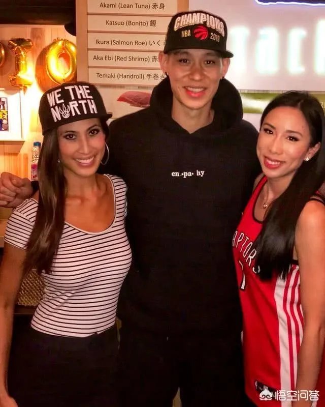 猛龙夺冠庆典，美女记者主动合影林书豪，后者双手的动作引球迷点赞，你怎么看？