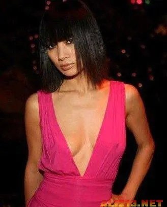 深V装八字奶酥胸隐现！女星真空上阵斗胸出位