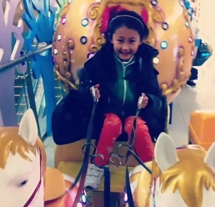 何静和女儿唱的歌叫什么 其女儿近照大放送