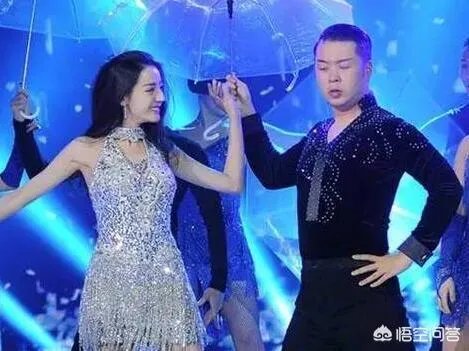 杜海涛主持春晚口误，梁田何炅机智补救，他会如被封杀吗？