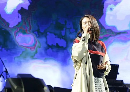 谭维维胸围图片性感曝光  昔日超女摇身一变成歌后